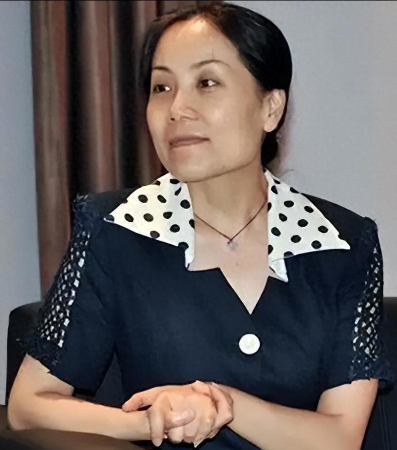 出身浙江豪门,前夫是上海顶级富豪,现仍在前夫集团担任高层领导